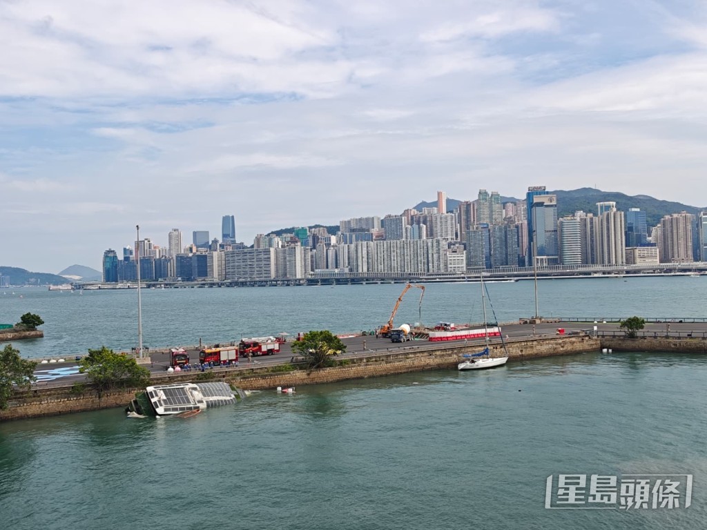 紅磡新海濱發現有船入水下沉。莫家文攝