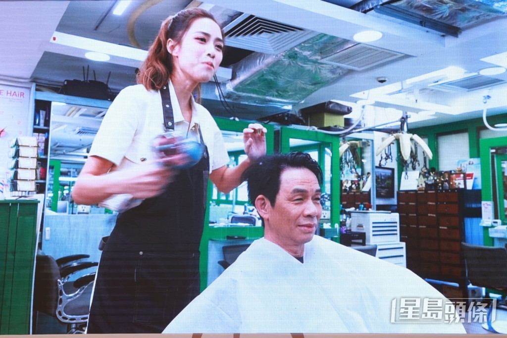 節目中Tiffany為父親洗頭吹髮。