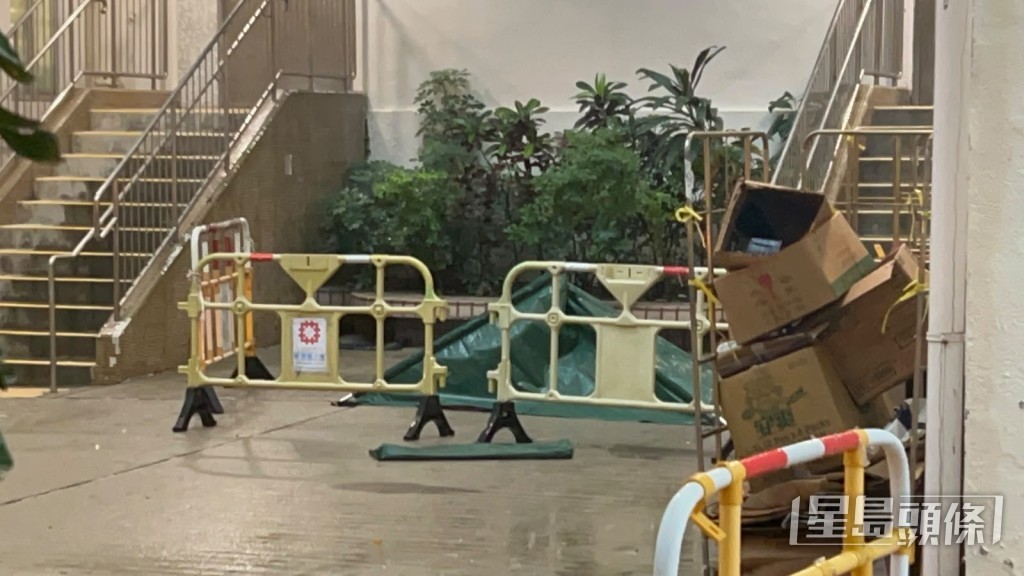屍體由綠色帳篷遮蓋。楊偉亨攝 屍體由綠色帳篷遮蓋。楊偉亨攝