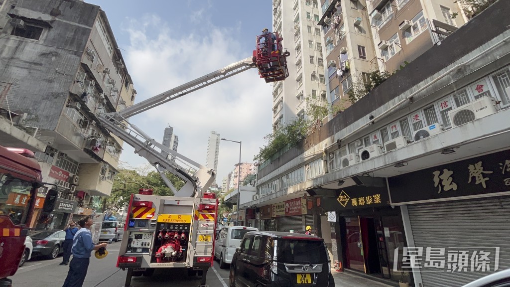 消防升起雲梯救出墮天井男住客。蔡楚輝攝 消防升起雲梯救出墮天井男住客。蔡楚輝攝
