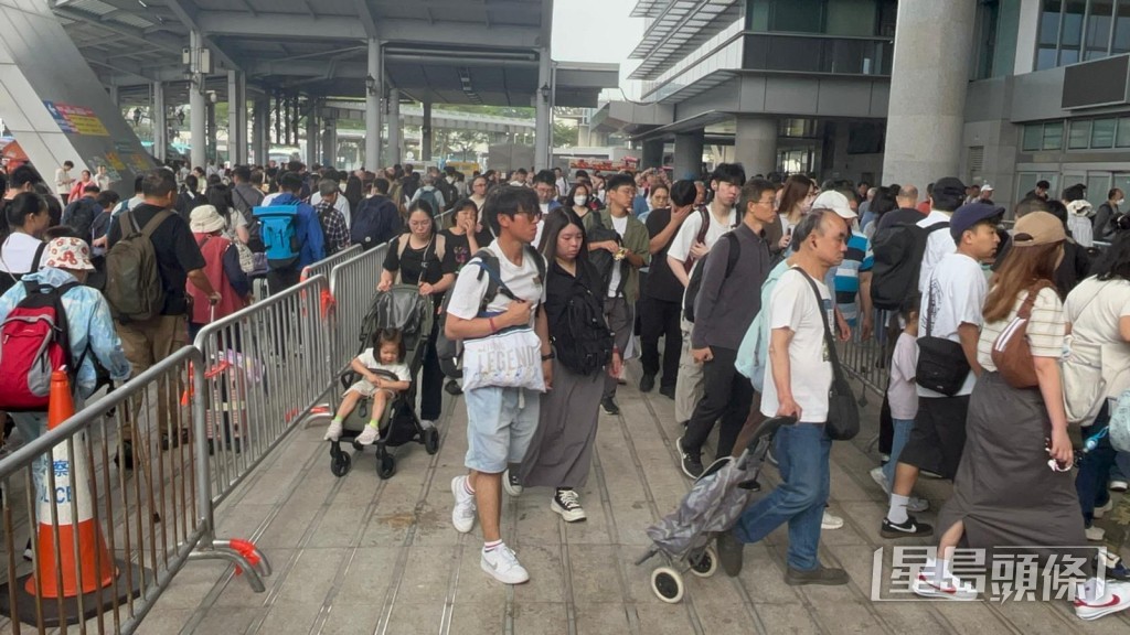 出境旅客人頭湧湧。楊偉亨攝