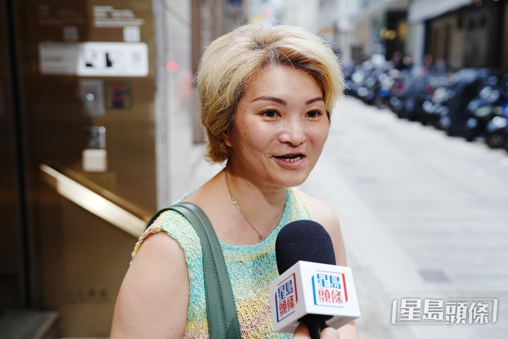 專程從粉嶺過來中環的柯女士表示中獎後會繼續上班。