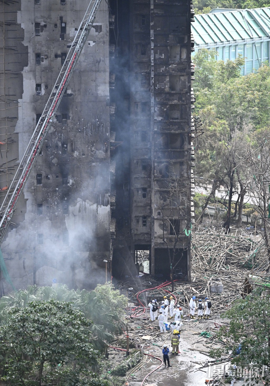 火場內仍煙霧瀰漫。
