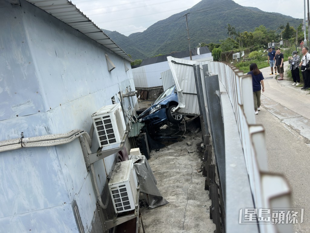 車頭直撞村屋外牆。梁國峰攝 車頭直撞村屋外牆。梁國峰攝