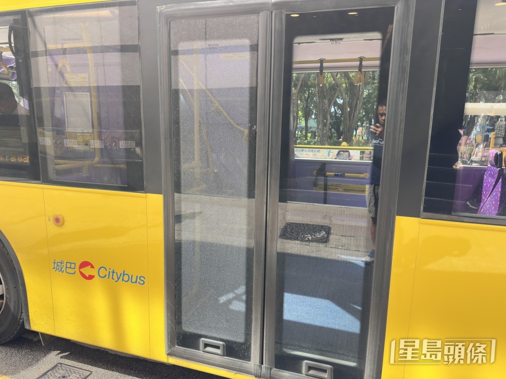 車門玻璃爆裂。