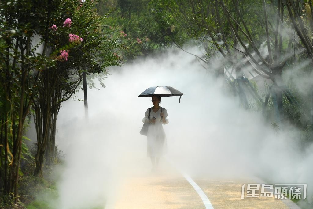 重庆试运“智慧凉道”，利用红外线和温度感应，自动开启喷雾除尘降温。