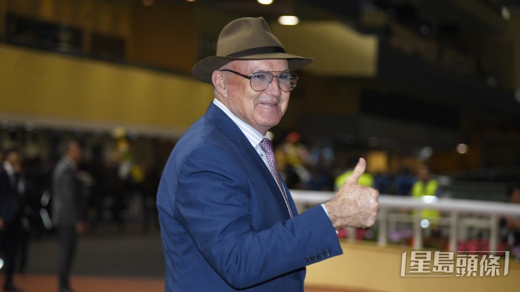 昨朝希威森替「球星」出跳後希斯捉住佢傾，到了今朝馬匹到內圈出試後走去機坪接馬。