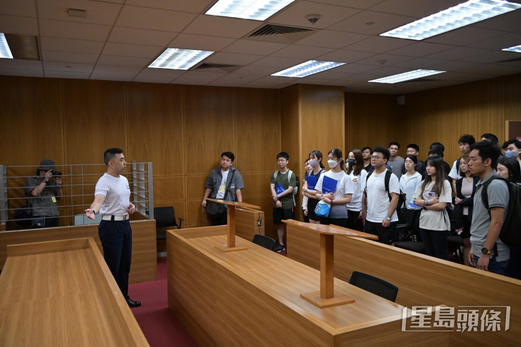 期間市民參觀學院內的模擬出入境檢查大堂、模擬法庭後。蘇正謙攝