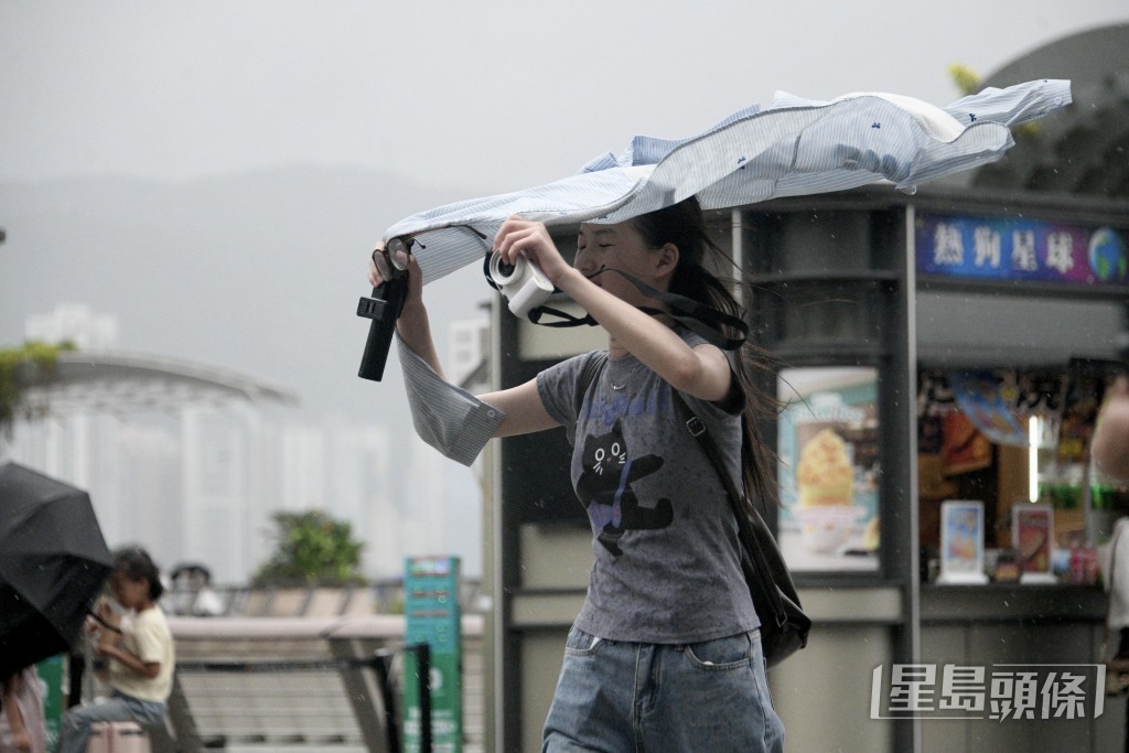 下周四（26日）多雲，有一兩陣微雨，濕度介乎80%至95%。