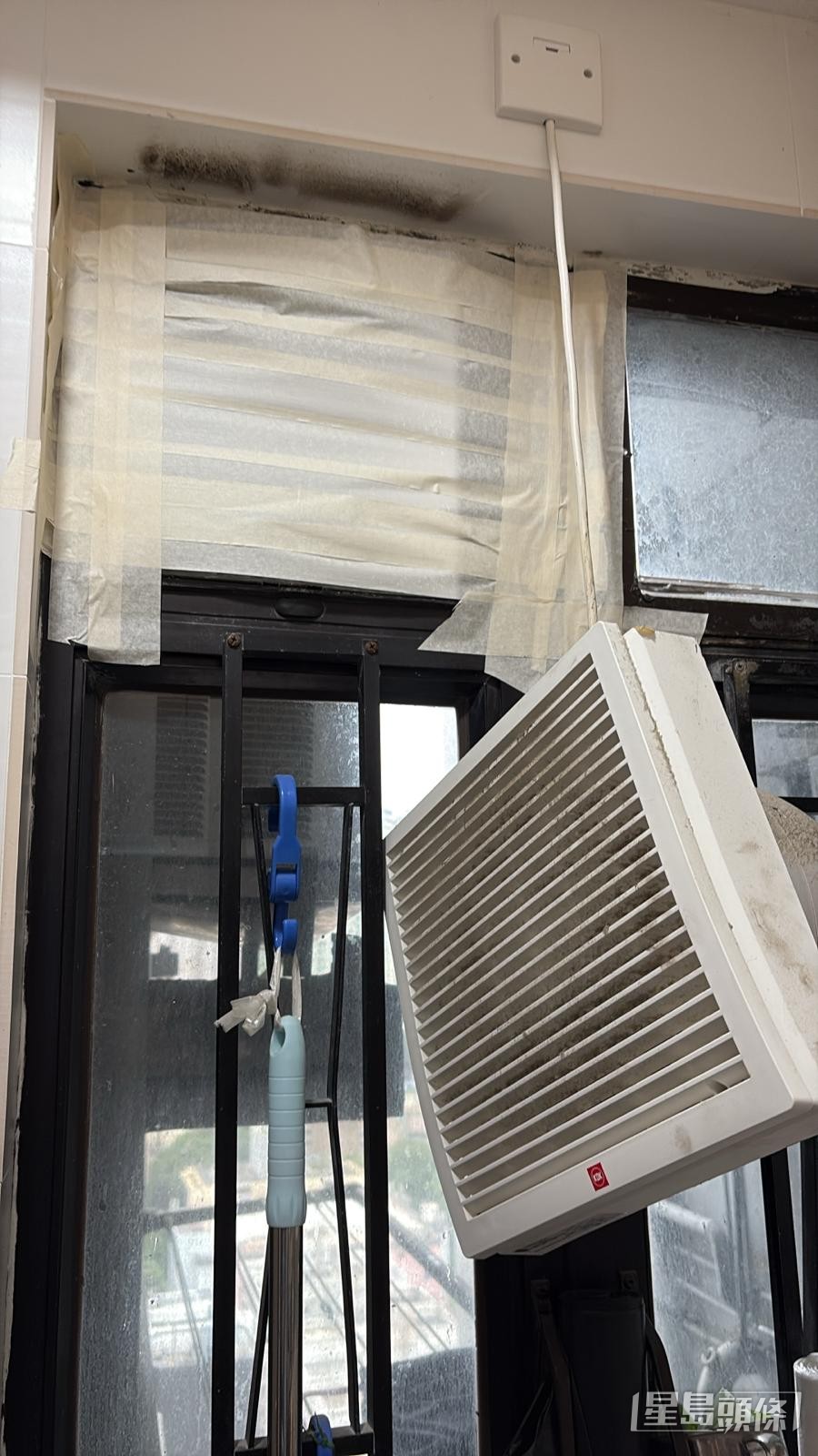 堅尼地城有市民家中抽氣扇被吹至脫落。讀者提供