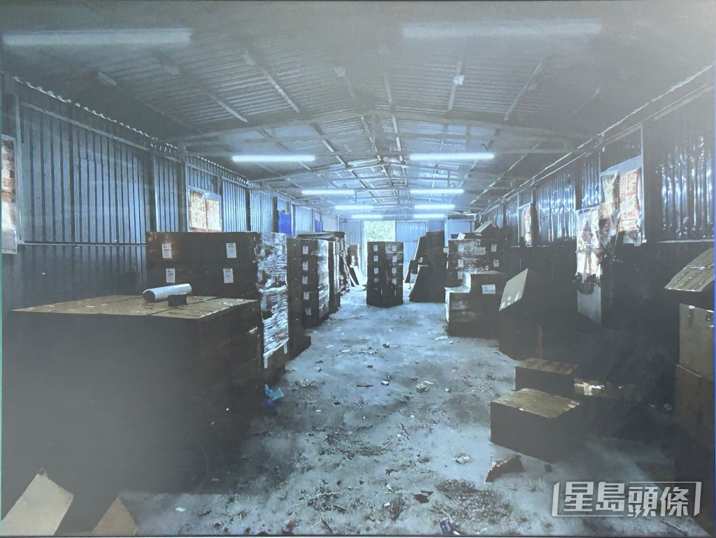 海關展示私煙倉庫環境。
