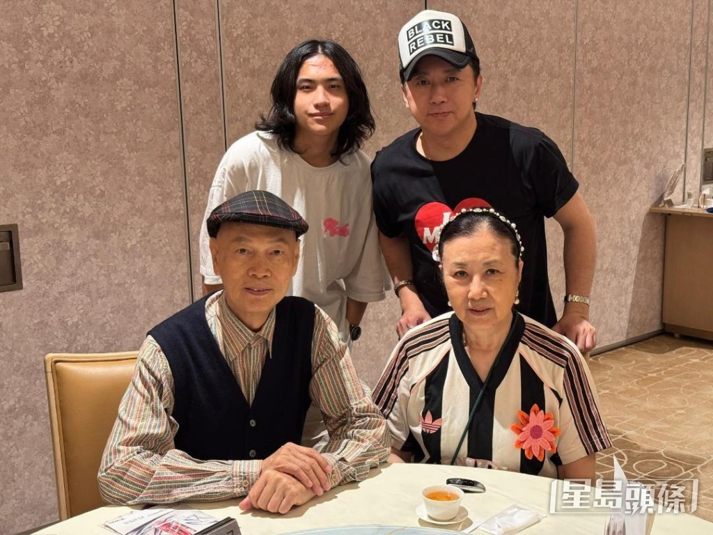 當年阿姐用報紙包一叠千元鈔票助子博解困。