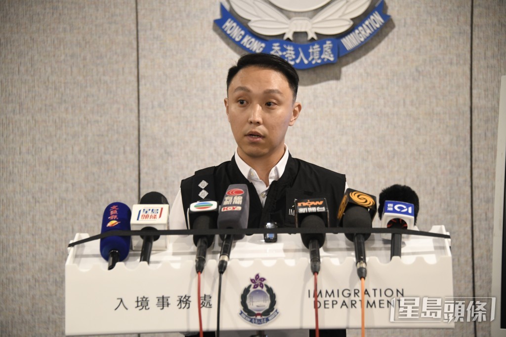 入境處特遣隊副指揮官巫泉傑講述案情。楊偉亨攝