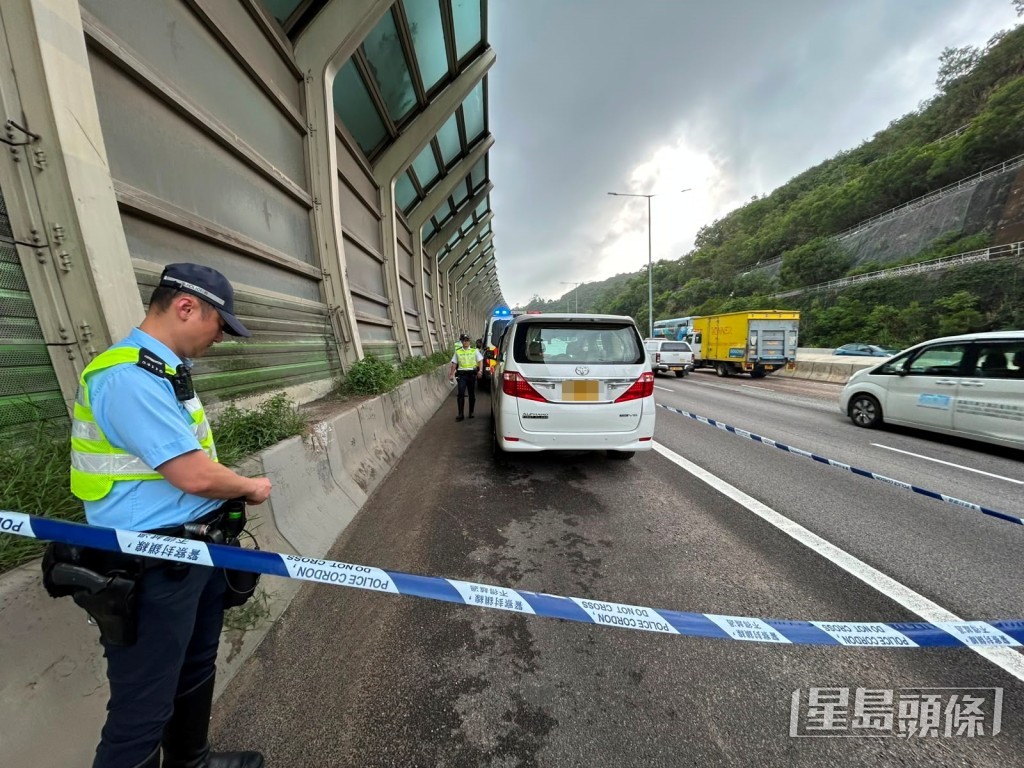 警方将车辆驶至附近路肩,待进一步搜证。曾志恒摄 警方将车辆驶至附近路肩,待进一步搜证。曾志恒摄