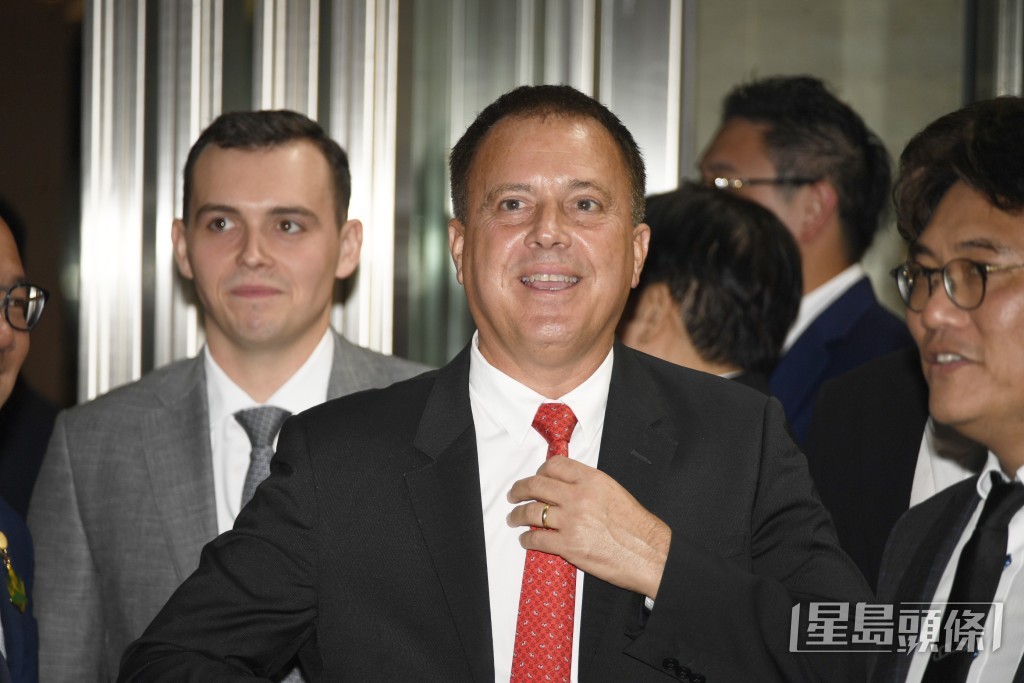 今朝方嘉柏留守栏边睇实一对五班马「飞云」同「朗日雪峰」走势，更用手机拍低出跳过程。