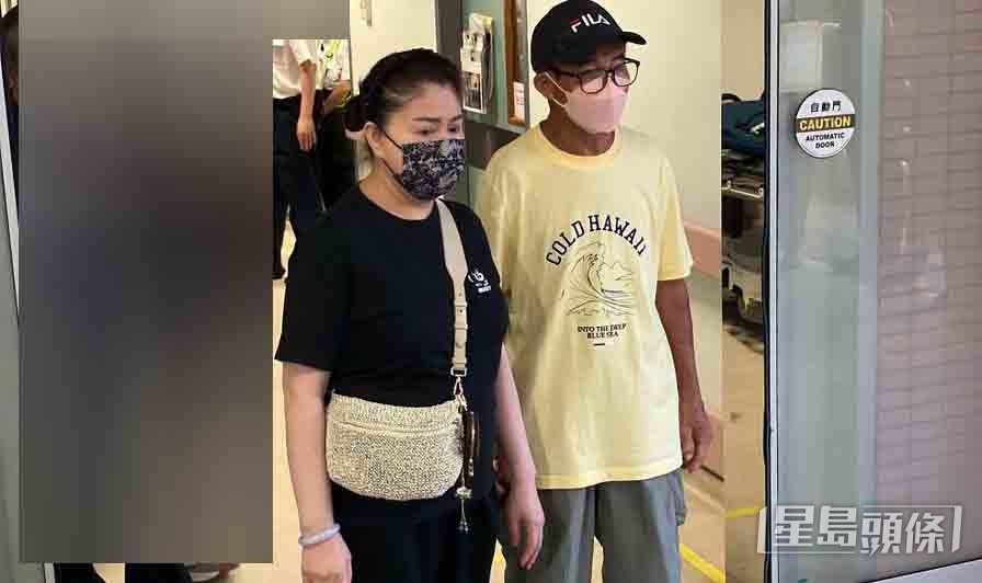 梅啟明在灣仔律敦治醫院目送梅媽的遺體運上黑箱車。