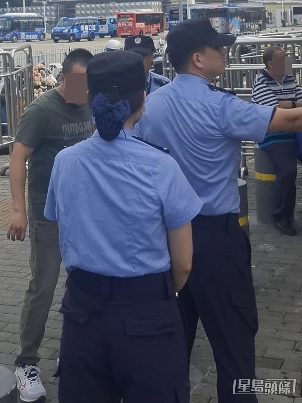 從樓主隨帖文上載的現場相片中可見,三名身穿整齊藍色短袖恤衫制服、頭戴深藍色鴨舌帽的深圳市控煙辦男女職員正執行職務。(帖文截圖) 從樓主隨帖文上載的現場相片中可見,三名身穿整齊藍色短袖恤衫制服、頭戴深藍色鴨舌帽的深圳市控煙辦男女職員正執行職務。(帖文截圖)