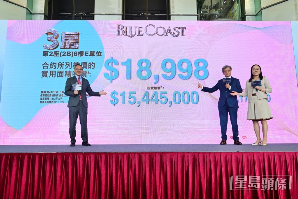 長實營業部首席經理郭子威（左）形容，首批開價屬「 撈底價」。
