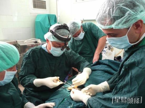 行醫治病，彌補了李威儀未能當消防員的遺憾。