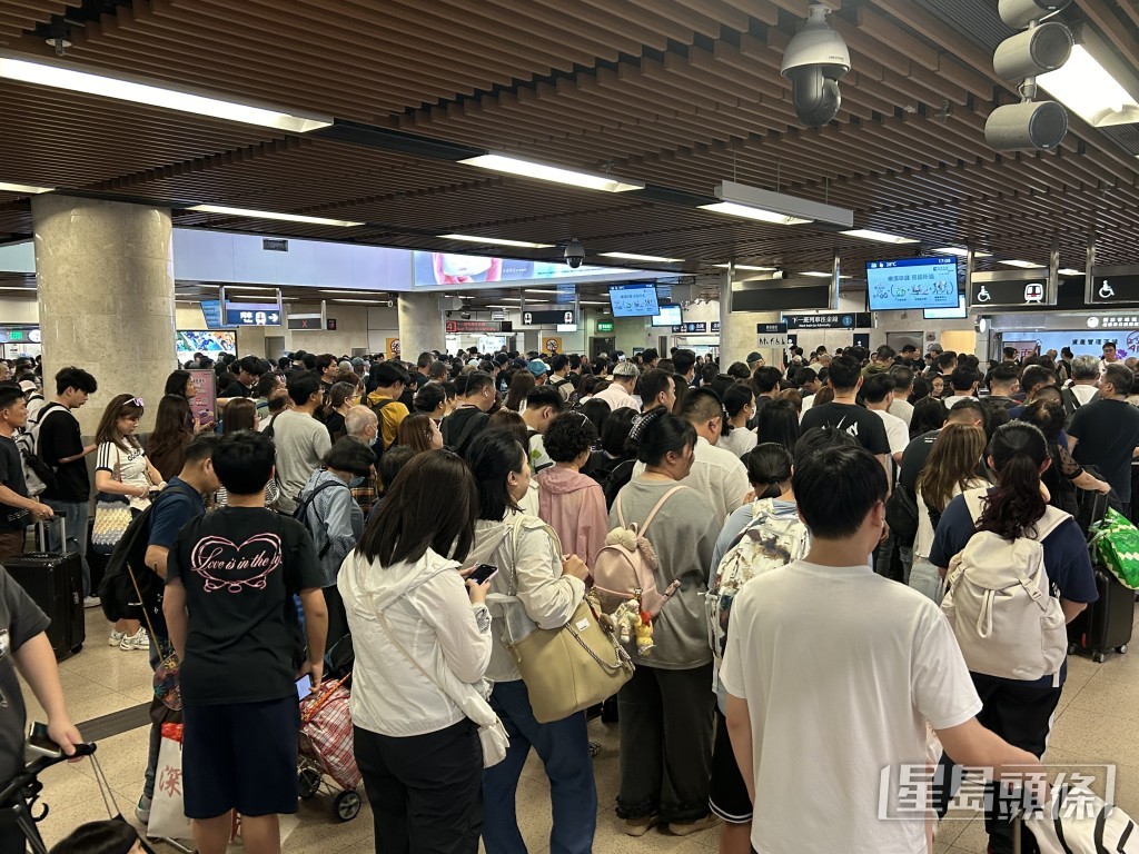 羅湖口岸過關市民絡繹不絕。