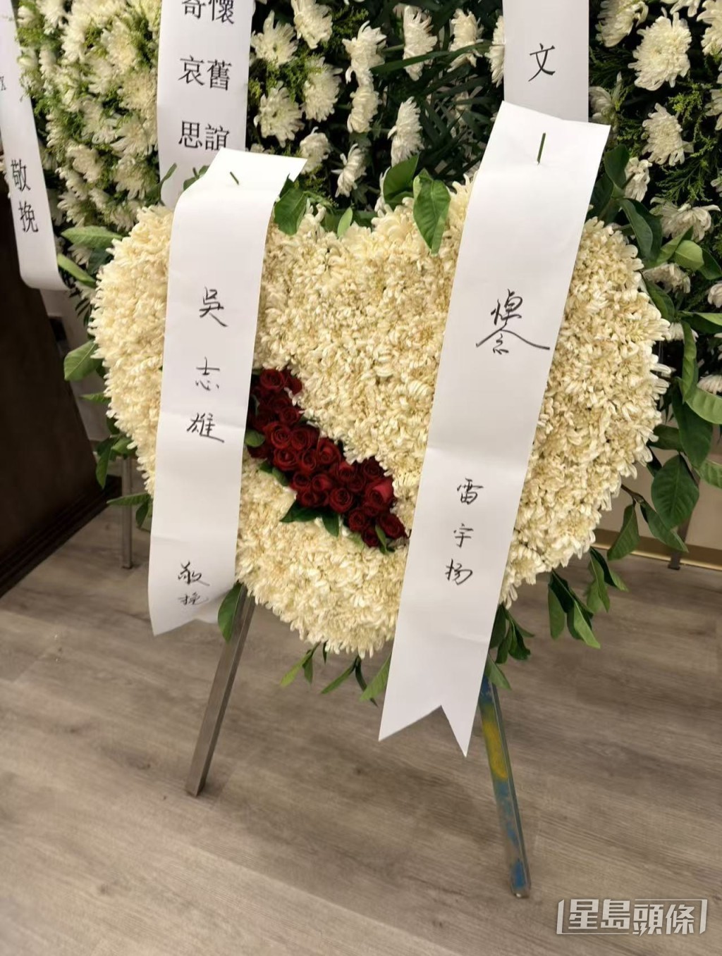 「大佬B」吳志雄除了親身到場送別，亦送上花牌聊表心意。