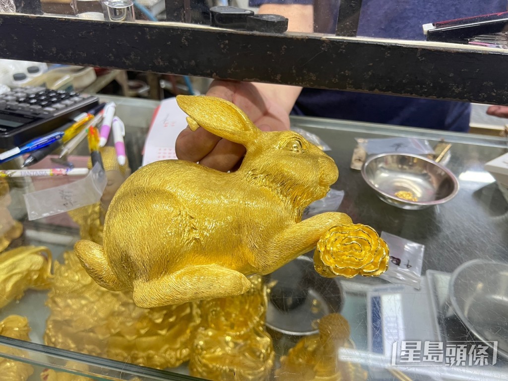 今日交易大件金器達3公斤重,價值逾200萬元。曹露尹攝 今日交易大件金器達3公斤重,價值逾200萬元。曹露尹攝