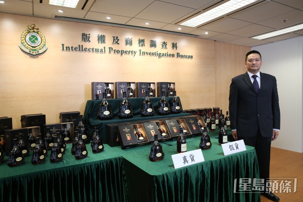 海關版權及商標調查科高級調查主任周凱文講述行動詳情。劉漢權攝