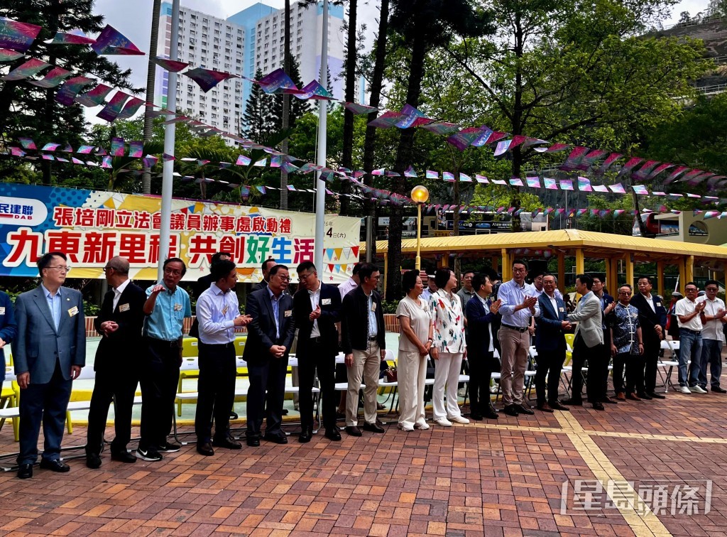 民建聯立法會議員張培剛位於觀塘順天邨天榮樓的地區辦事處,於7月4日舉行啟動禮。 民建聯立法會議員張培剛位於觀塘順天邨天榮樓的地區辦事處,於7月4日舉行啟動禮。