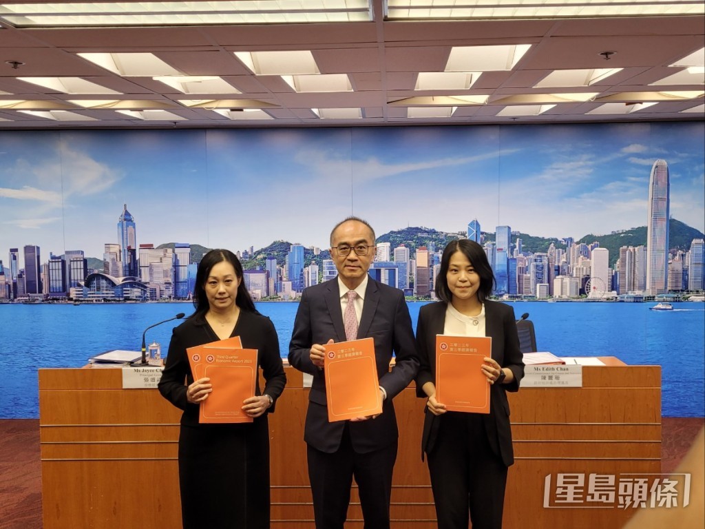 政府经济顾问梁永胜（中）表示，访港旅游业和私人消费将继续支持今年余下时间的经济增长。赵克平摄