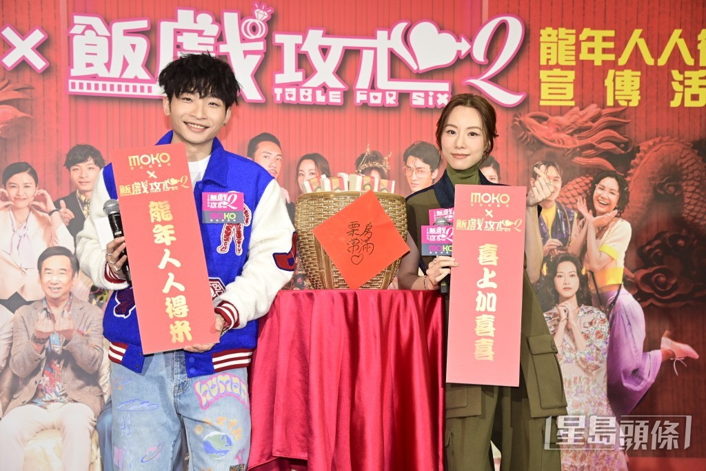 兩人向在場市民大派福米外,更送上電影Postcard簽名,吸引大批粉絲到場支持。 兩人向在場市民大派福米外,更送上電影Postcard簽名,吸引大批粉絲到場支持。