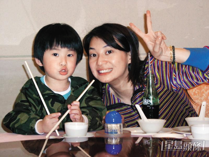 陳伶俐入行兩年便結婚，1999年誕下大仔「林肯」。