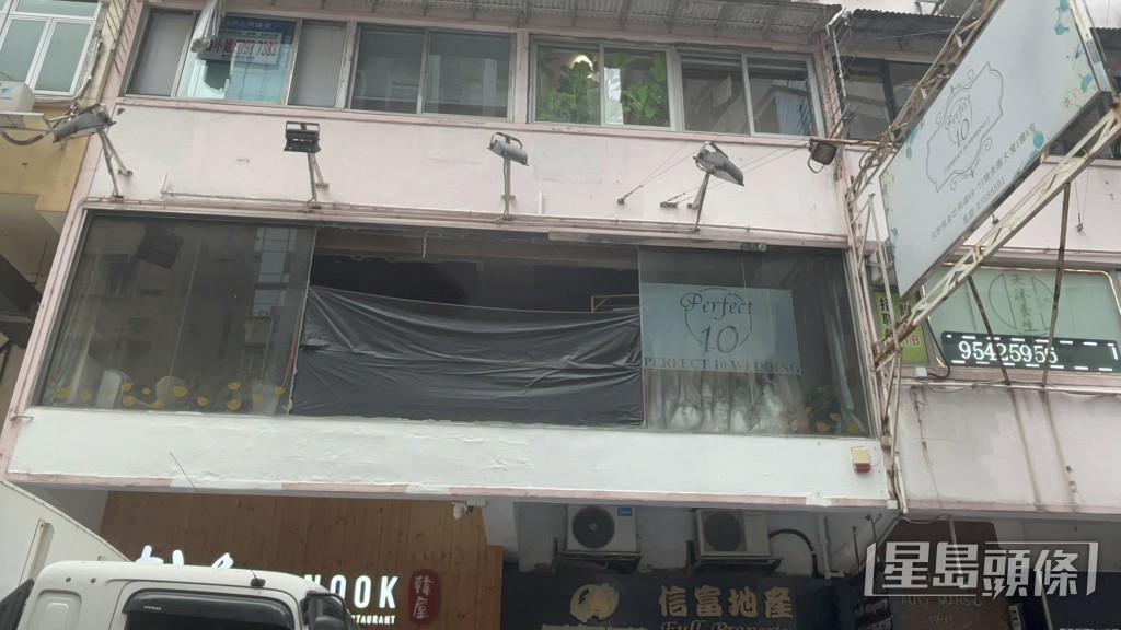 職員用黑膠布遮蓋落地玻璃。 職員用黑膠布遮蓋落地玻璃。