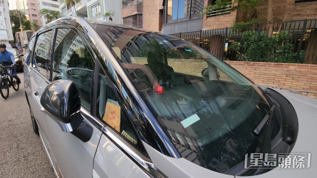 有人體組織濺中七人車。 有人體組織濺中七人車。