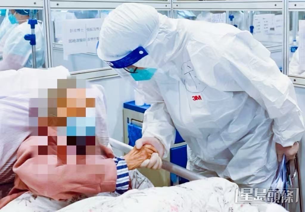 浸大在新冠疫情期間協助營運啟德暫託中心,圖為卞兆祥巡病房關心病患。 浸大在新冠疫情期間協助營運啟德暫託中心,圖為卞兆祥巡病房關心病患。