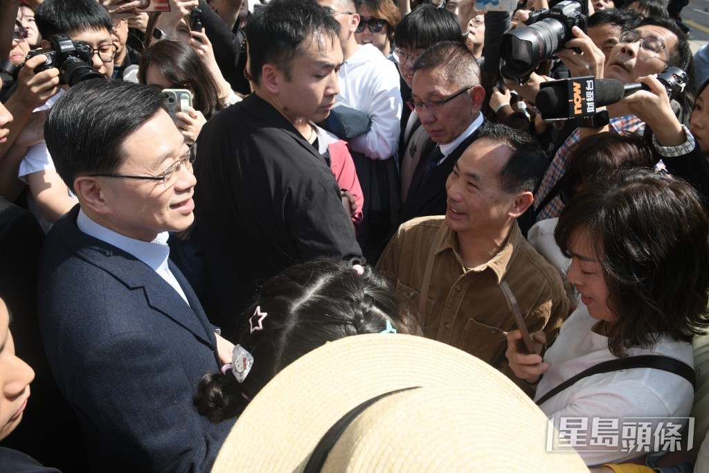 李家超到油麻地骏发花园探访市民。