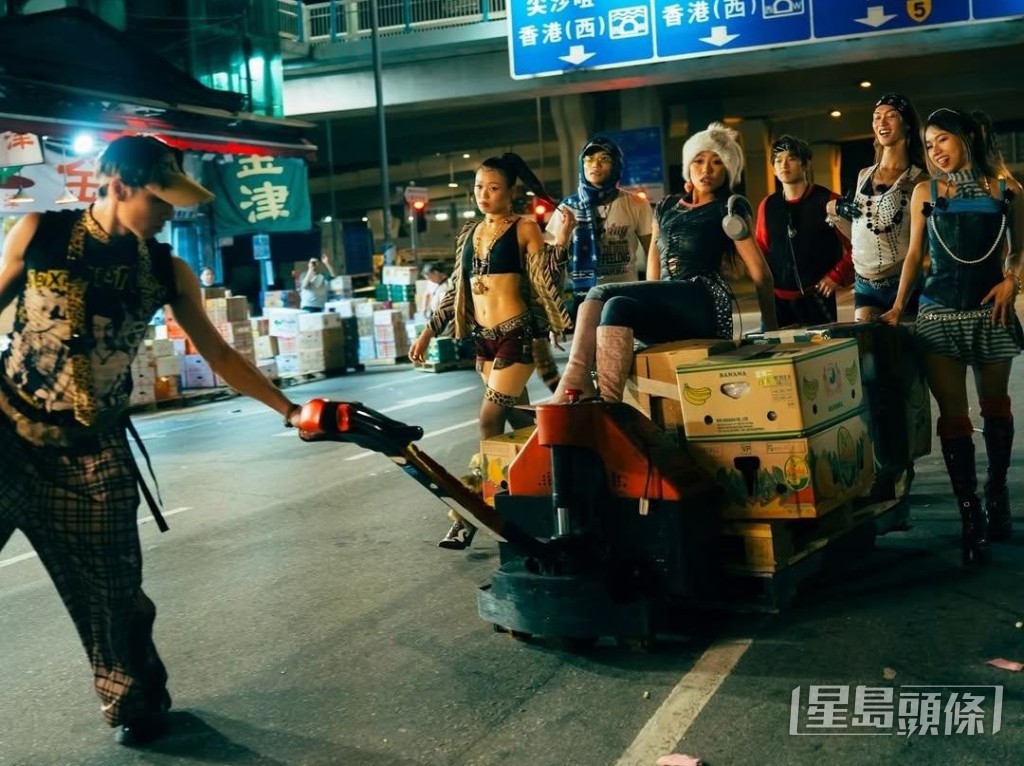 MV中共有5個造型。