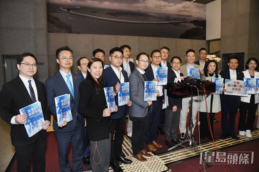 民建聯向財政司司長提交173項建議,主題為「變革前行、創富安民」。 民建聯向財政司司長提交173項建議,主題為「變革前行、創富安民」。