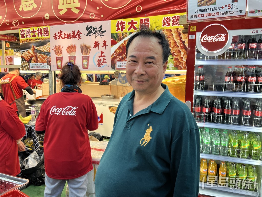 租下4個熟食攤位的許先生認為顧客消費能力下降,不適宜加價。曹露尹攝 租下4個熟食攤位的許先生認為顧客消費能力下降,不適宜加價。曹露尹攝