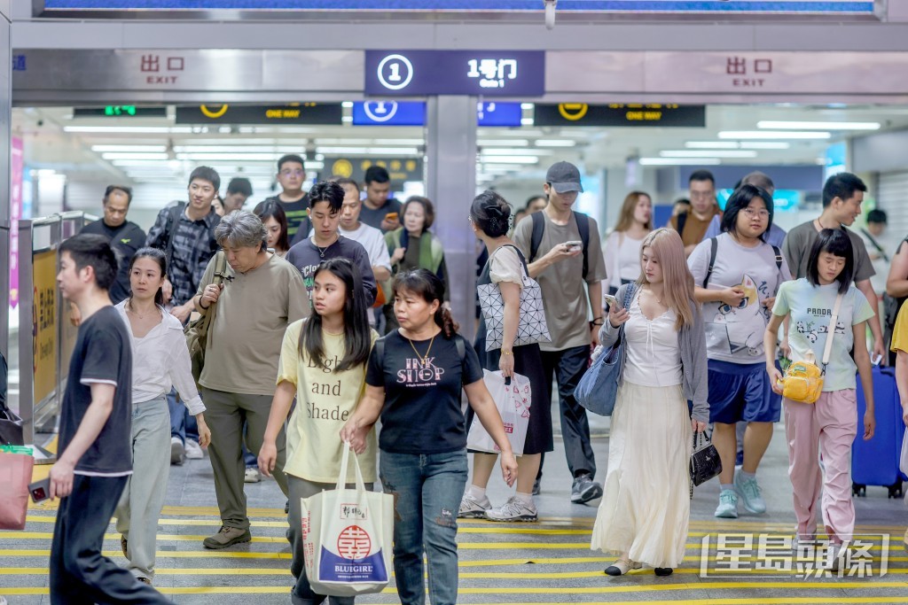 五一黃金周最後一日,大批旅客經羅湖口岸回內地。何家豪攝 五一黃金周最後一日,大批旅客經羅湖口岸回內地。何家豪攝
