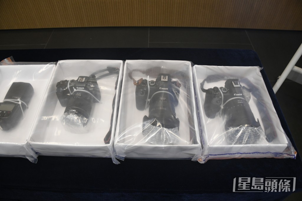 行動中檢獲的攝影器材。