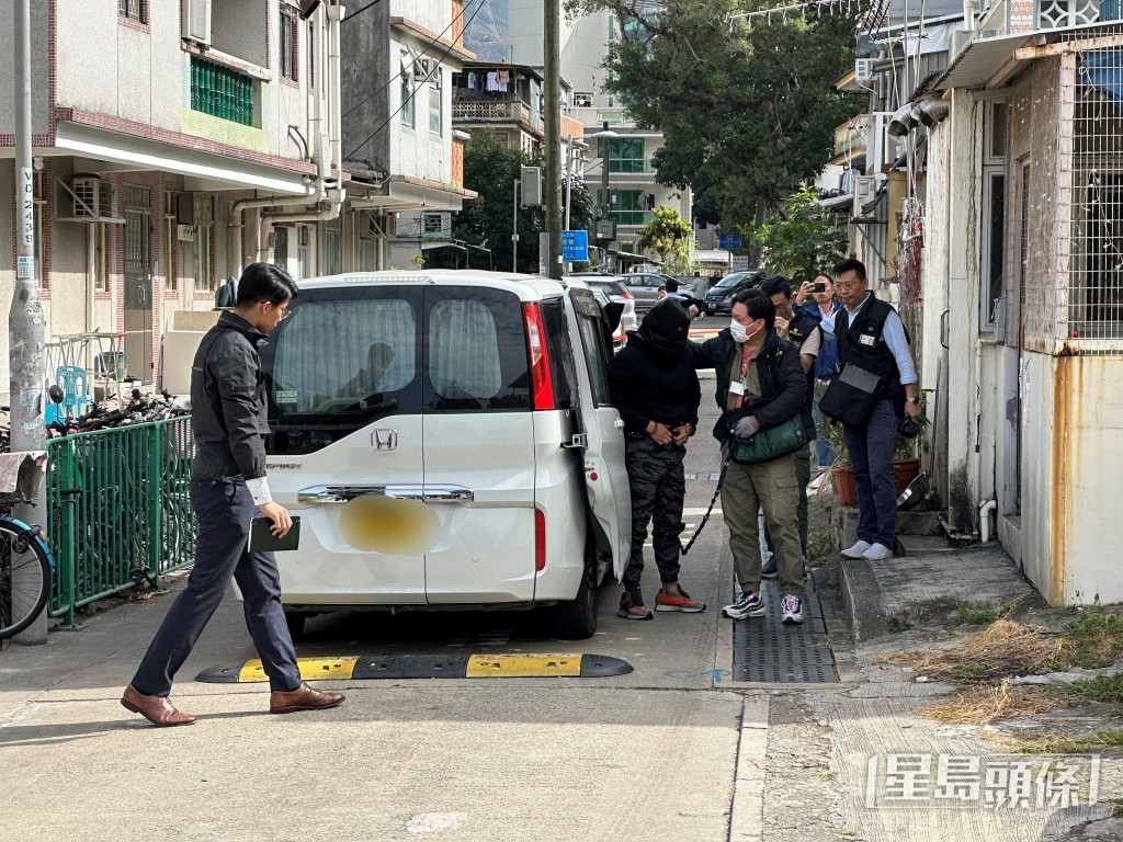 其中一名疑犯帶到粉嶺圍村屋單位重組案情。梁國峰攝 其中一名疑犯帶到粉嶺圍村屋單位重組案情。梁國峰攝