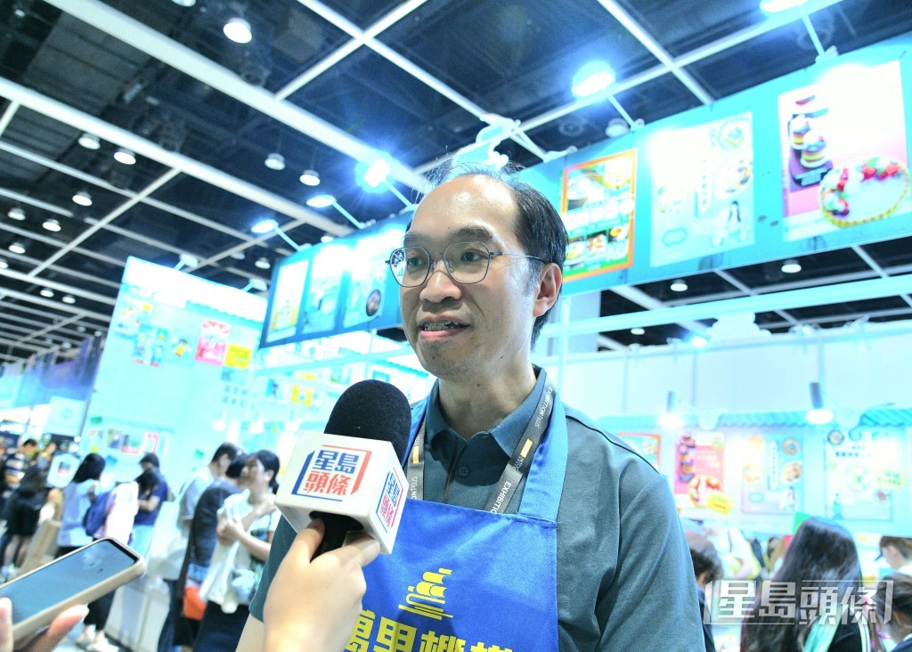 出版社經理梁先生。 出版社經理梁先生。