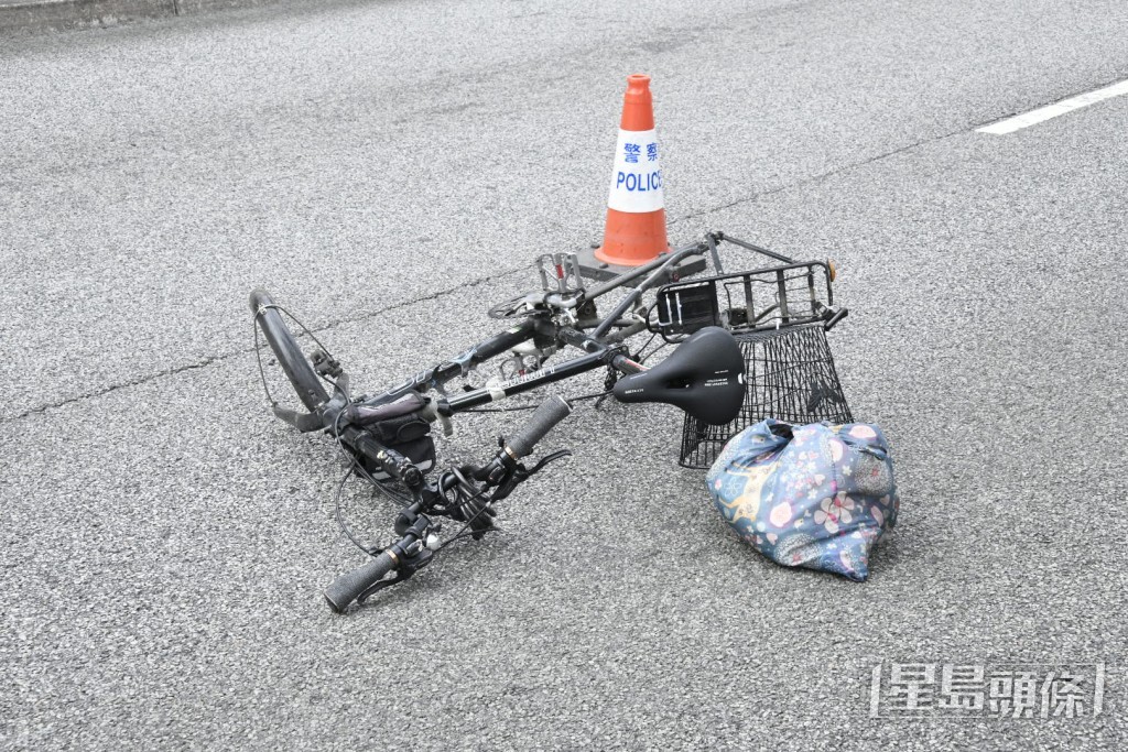 單車上放有死者的環保袋,內有個人財物及衫褲。 單車上放有死者的環保袋,內有個人財物及衫褲。