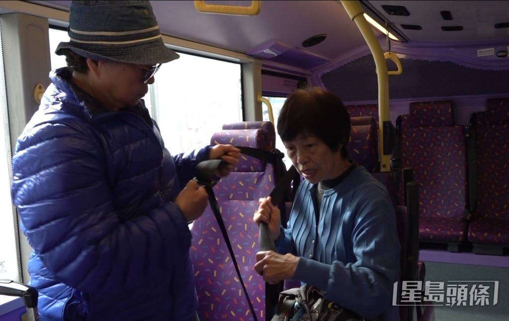 黃女士左顧右盼地尋找安全帶，顯得相當狼狽。