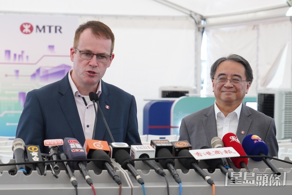 左起：港鐵公司項目及工程拓展總監鄧輝豪，港鐵公司行政總裁金澤培。