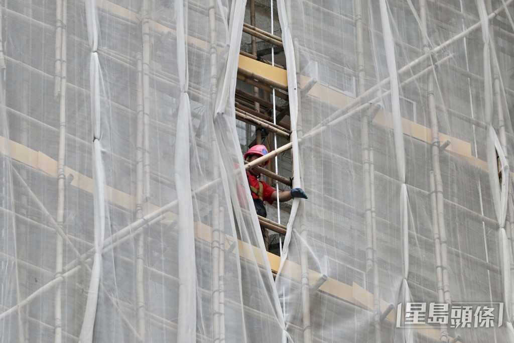 柴灣峰華邨正在拆除棚網。 柴灣峰華邨正在拆除棚網。