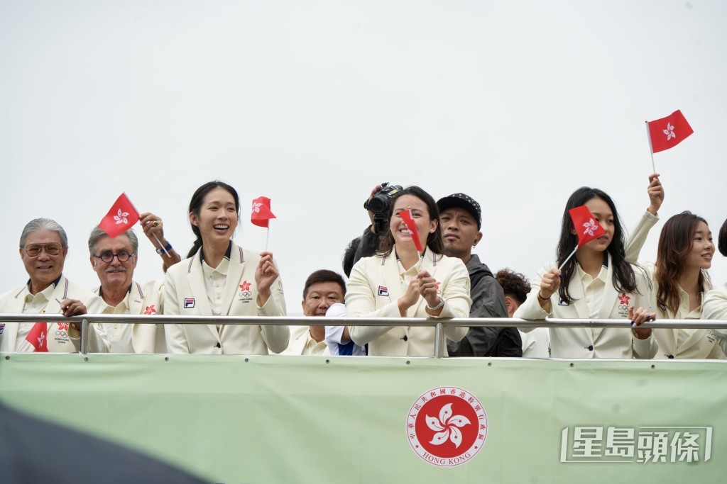 巴黎奥运港队代表今日与港协暨奥委会会长霍震霆等人出席巴士巡游等活动，江旻憓与何诗蓓两位为港争光的港队选手自然成为焦点。