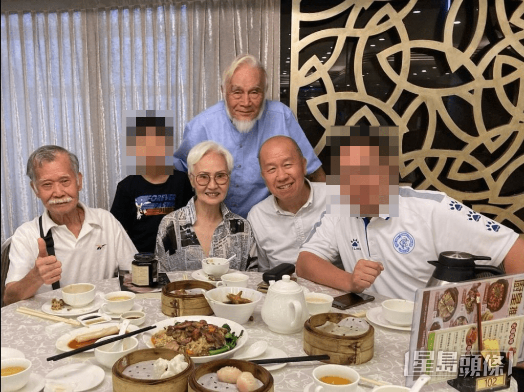 唐佳與雪妮是行內公認的恩愛夫妻,結婚半世紀都形影不離,鶼鰈情深。 唐佳與雪妮是行內公認的恩愛夫妻,結婚半世紀都形影不離,鶼鰈情深。