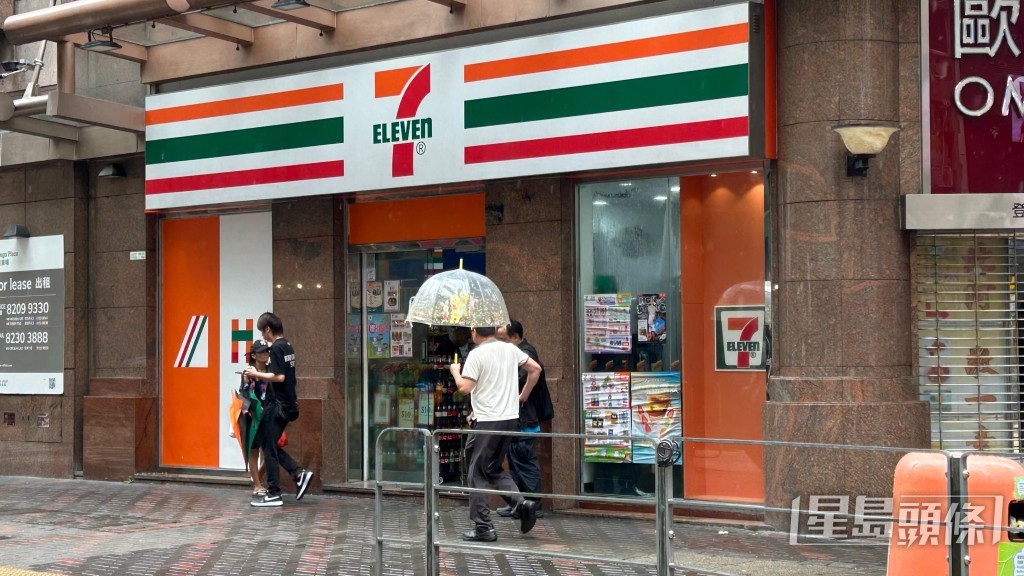 事主在登打士街的7-11便利店對開報警求助。蔡楚輝攝 事主在登打士街的7-11便利店對開報警求助。蔡楚輝攝 