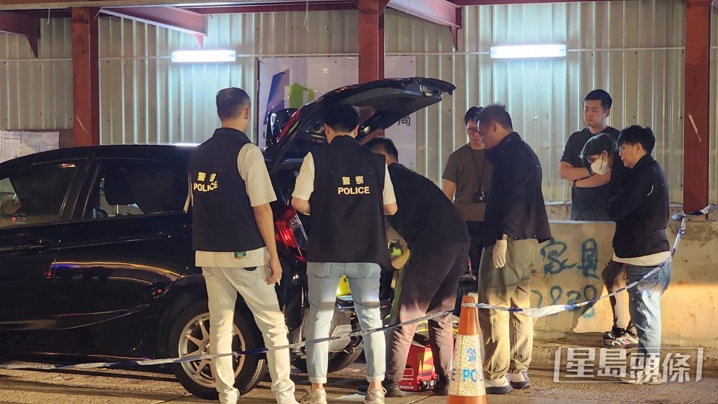 女報案人乘警車折返現場,協助搜車。黎志偉攝 女報案人乘警車折返現場,協助搜車。黎志偉攝